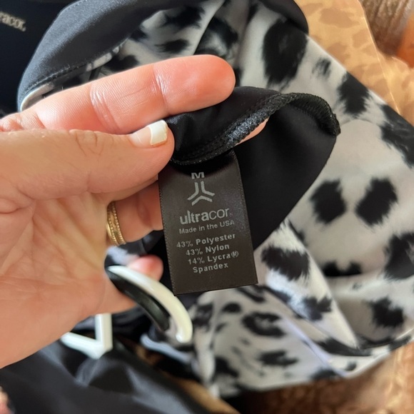 Gorgeous Cropped Animal Print Hoodie Size Medium - Picture 2 of 2